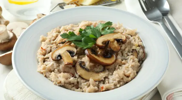 Un crémeux risotto aux champignons, garni de persil frais et de lamelles de champignons poêlés. Un délice réconfortant.