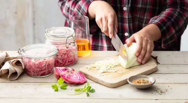 Préparation de légumes fermentés : chou, oignons rouges, betteraves. Idées pour savoir que faire avec du persil frais pour accompagner.