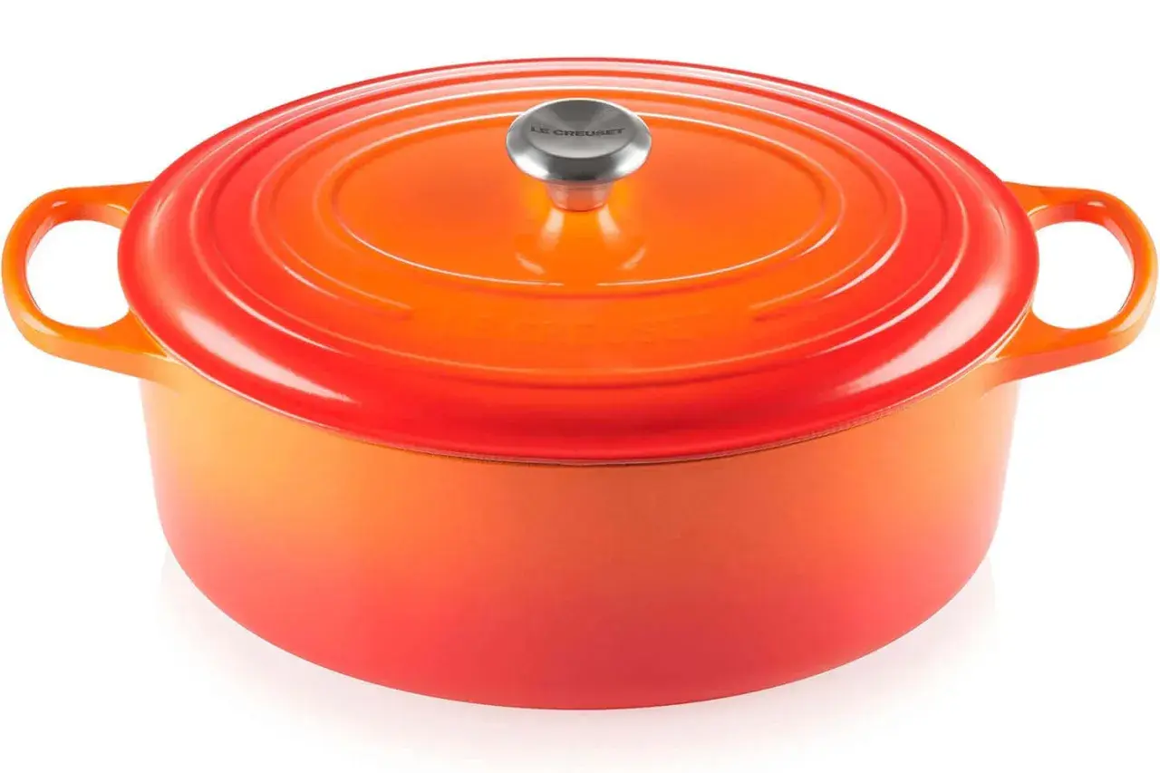 Cocotte en fonte orange et rouge, prête pour un entretien parfait.