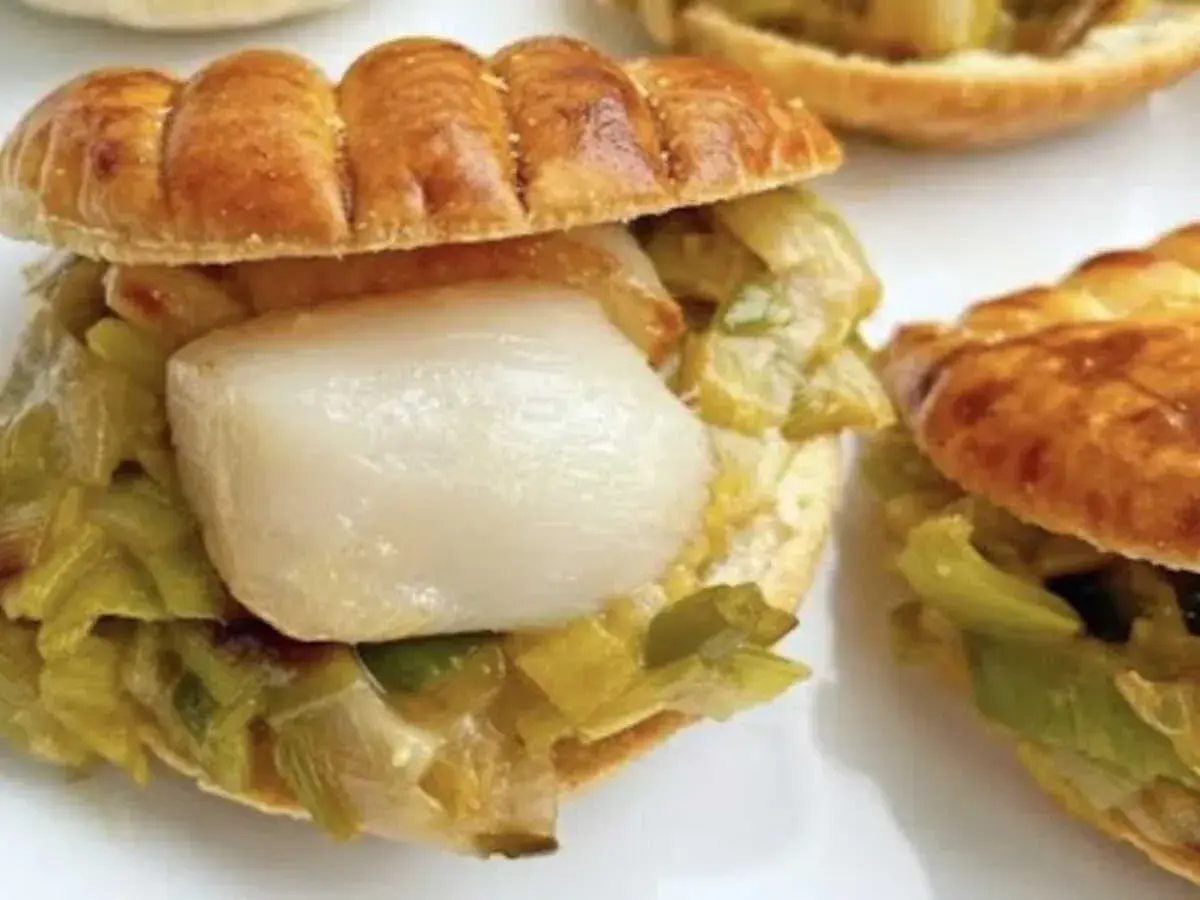 Délicieux feuilletés saint-jacques poireaux, un délice croustillant et savoureux.