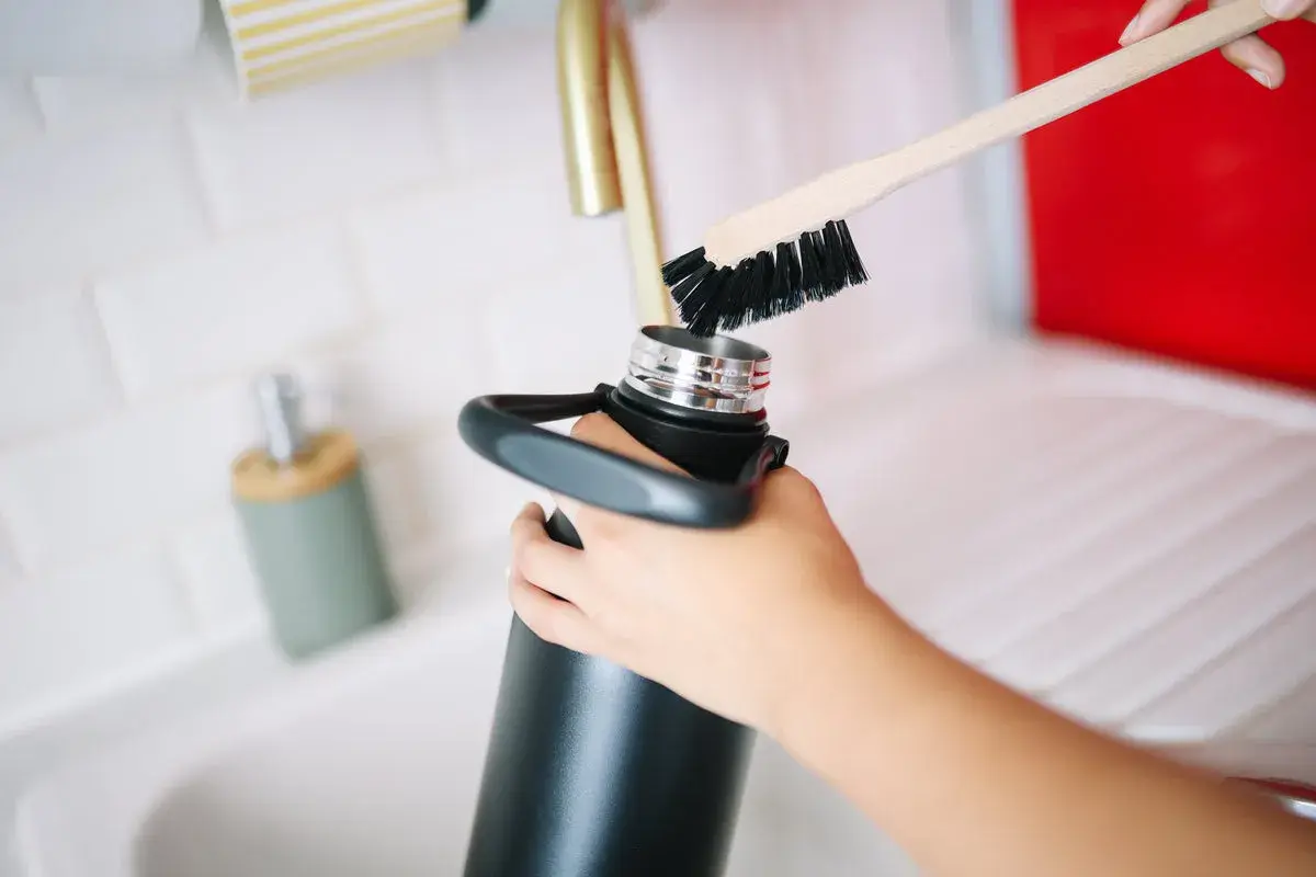 Maintenir sa gourde isotherme propre est essentiel. Voici comment nettoyer une gourde isotherme avec une brosse.
