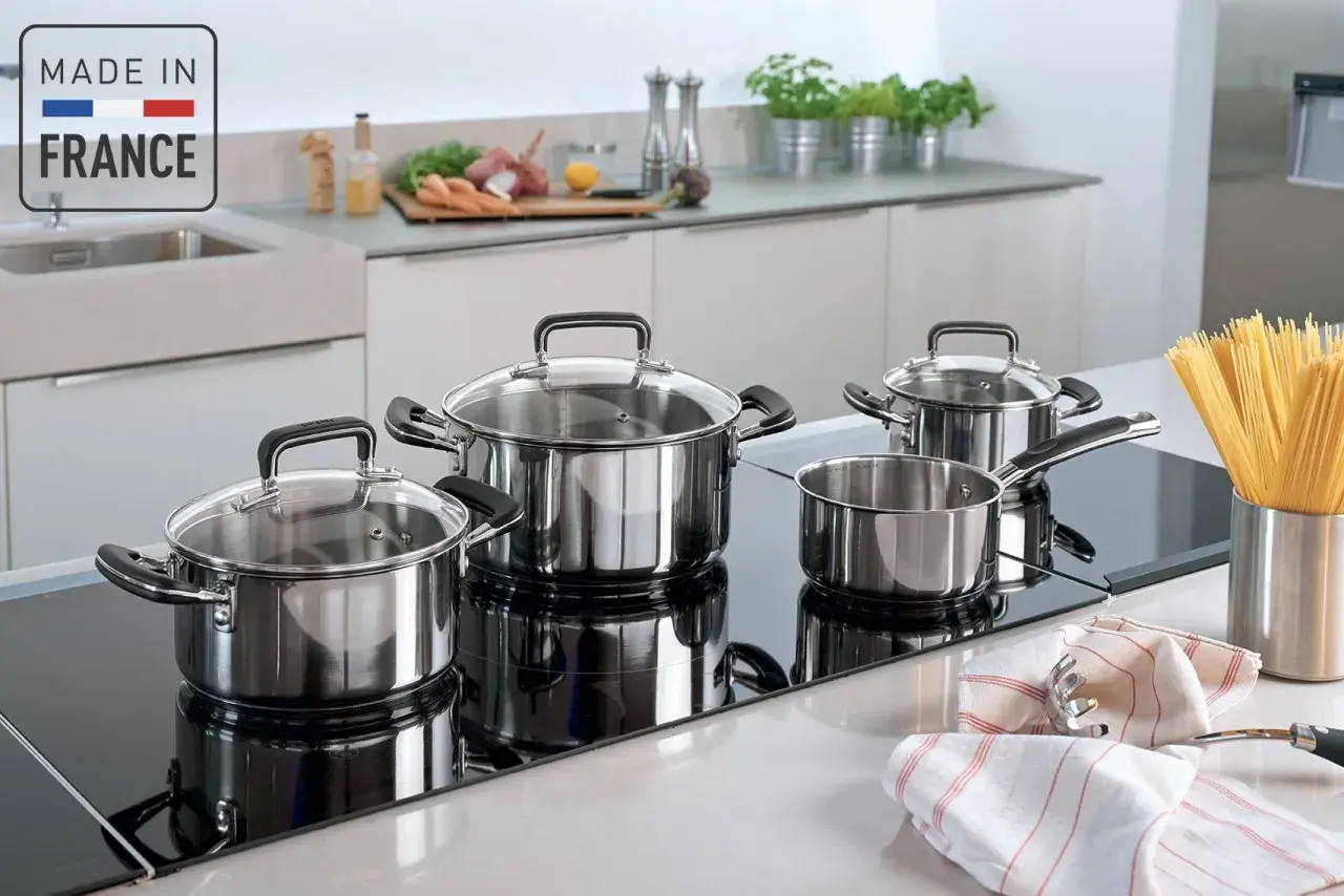 Ensemble de casseroles Made in France sur plaque vitrocéramique. Peut-on mettre n'importe quelle casserole sur une plaque vitrocéramique ? Ces modèles sont parfaits.