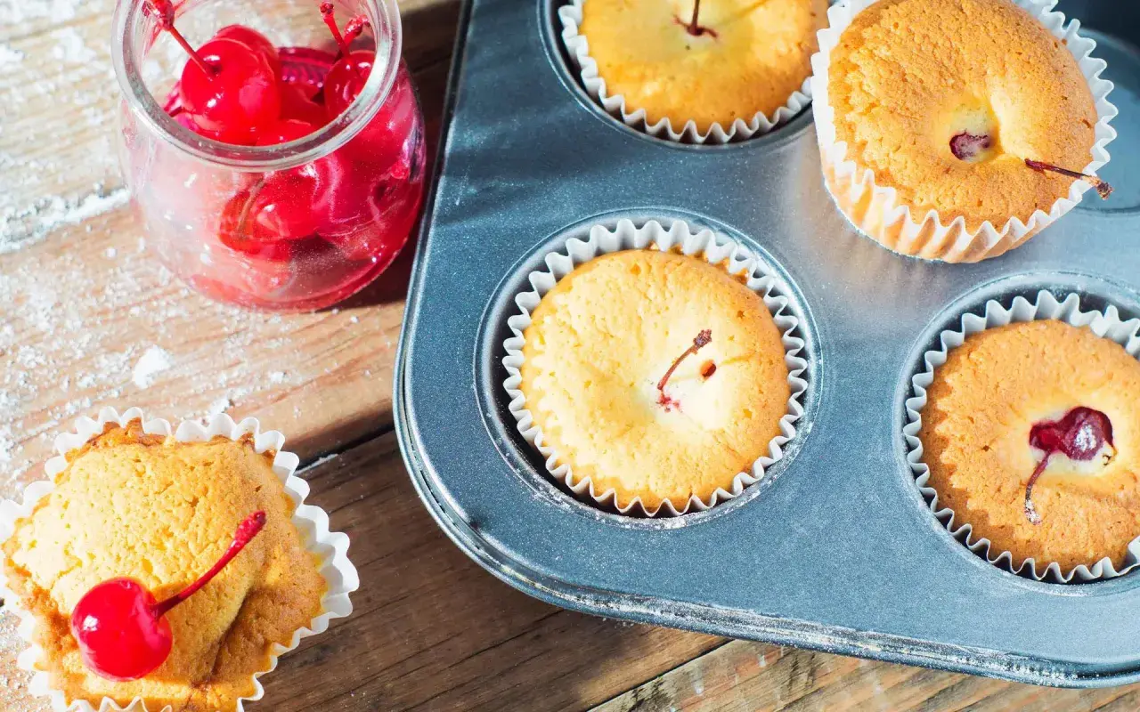 Délicieuse recette mini cake aux cerises, tout juste sortis du moule. Un régal pour les yeux et les papilles !
