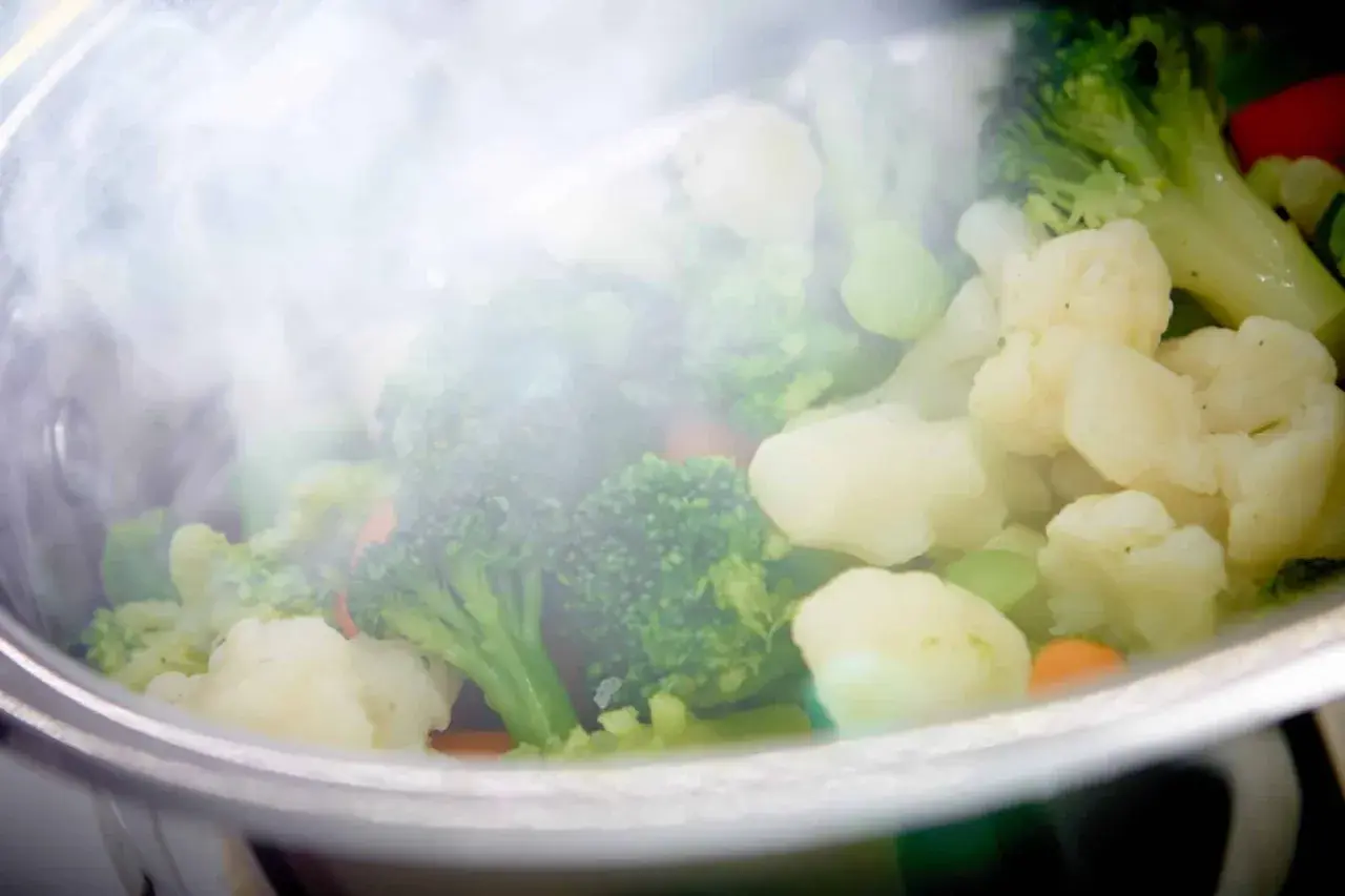 Brocolis et chou-fleur cuits à la vapeur, un inconvénient cuisson vapeur : la vapeur masque la cuisson.