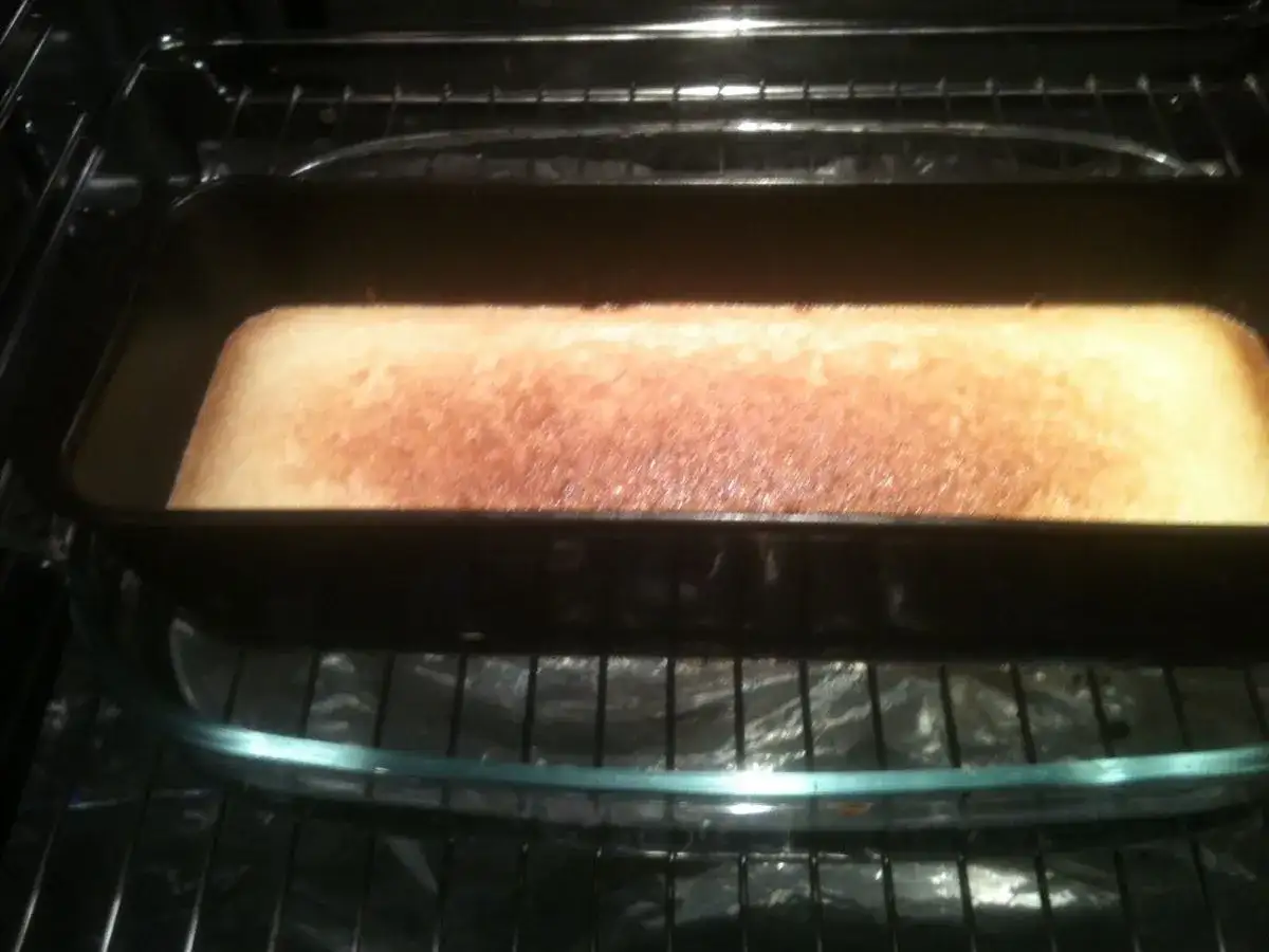 Un délicieux gâteau doré cuit dans un bain-marie au four.