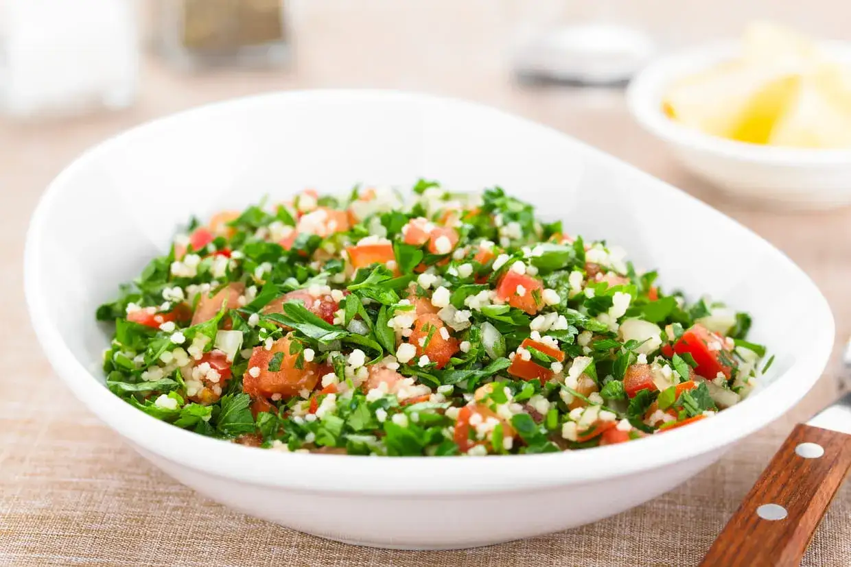Un taboul&eacute; frais et color&eacute;, une excellente id&eacute;e de que faire avec du persil. Tomates, oignons et boulgour se m&ecirc;lent &agrave; la fra&icirc;cheur des herbes.