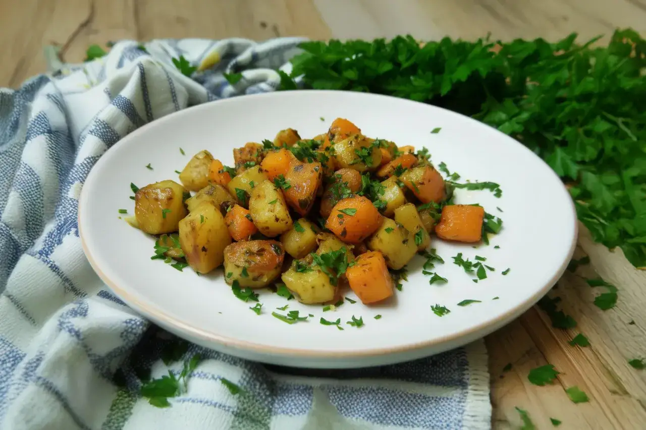 D&eacute;licieux topinambour &agrave; la po&ecirc;le, coup&eacute; en d&eacute;s et parsem&eacute; de persil frais. Un plat simple et savoureux.