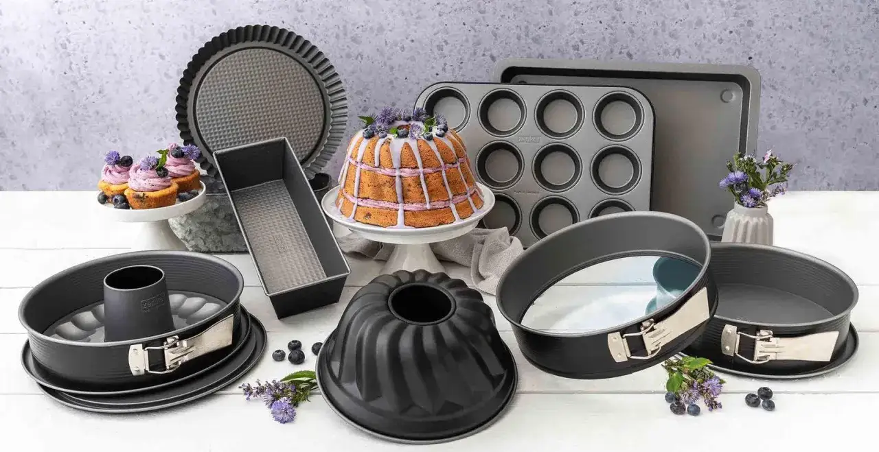 Ensemble de moules en acier pour pâtisserie, dont un moule à savarin, un moule à cake et des moules à muffins. Attention, le moule en acier peut être chaud !