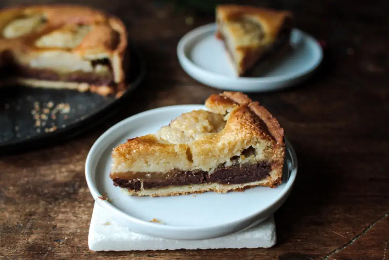 Une part de tarte poire chocolat, avec sa garniture fondante et sa cro&ucirc;te dor&eacute;e, pr&ecirc;te &agrave; &ecirc;tre d&eacute;gust&eacute;e.