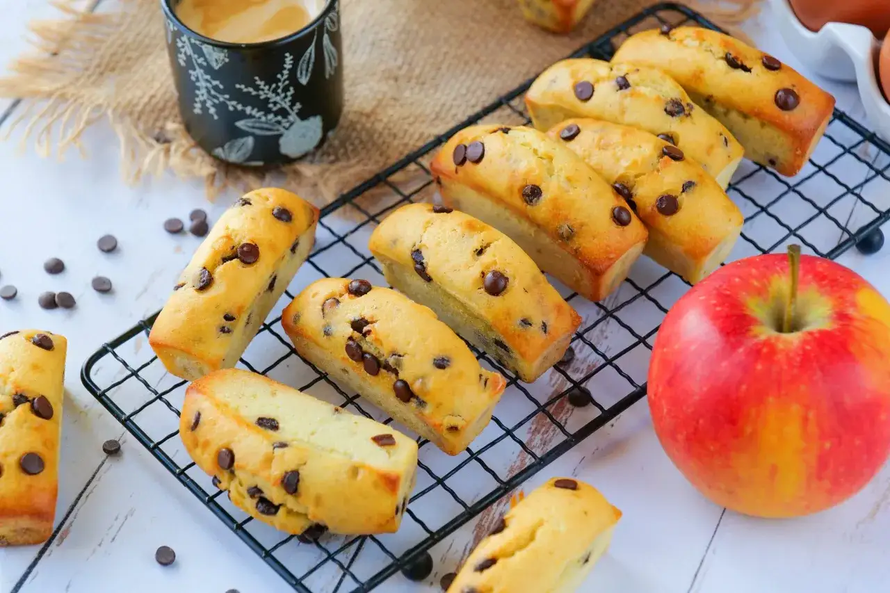 D&eacute;licieux mini cakes aux p&eacute;pites de chocolat, parfaits pour une recette facile et gourmande. Un r&eacute;gal pour le go&ucirc;ter !
