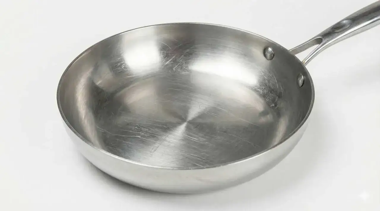 Poêle en aluminium, idéale pour une cuisine saine et sans revêtement. Son design simple et sa robustesse en font un ustensile de choix.