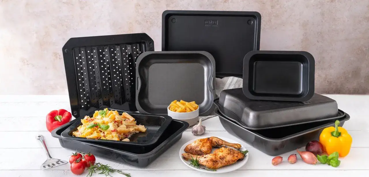 Divers plats de cuisson, certains avec des p&acirc;tes ou du poulet r&ocirc;ti. Pour savoir si un plat va au four, cherchez des indications sur le mat&eacute;riau ou le fabricant.