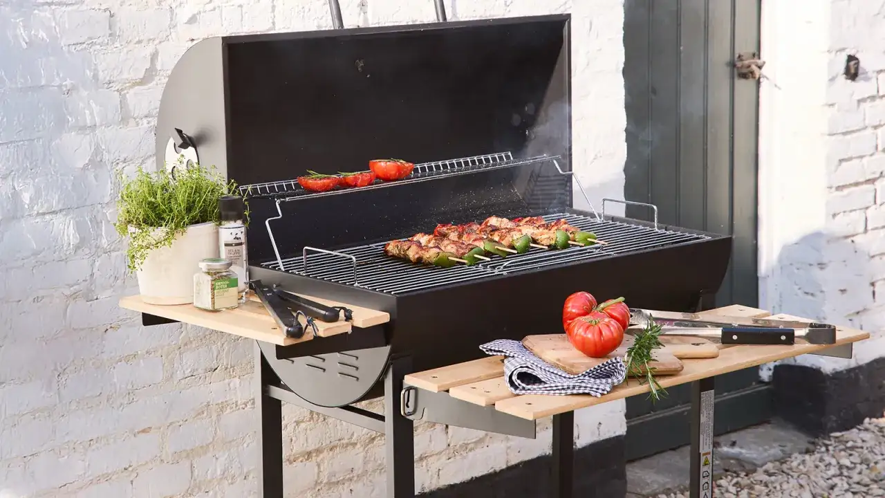 Brochettes de poulet et tomates grill&eacute;es sur un barbecue. L'odeur all&eacute;chante promet un festin estival.