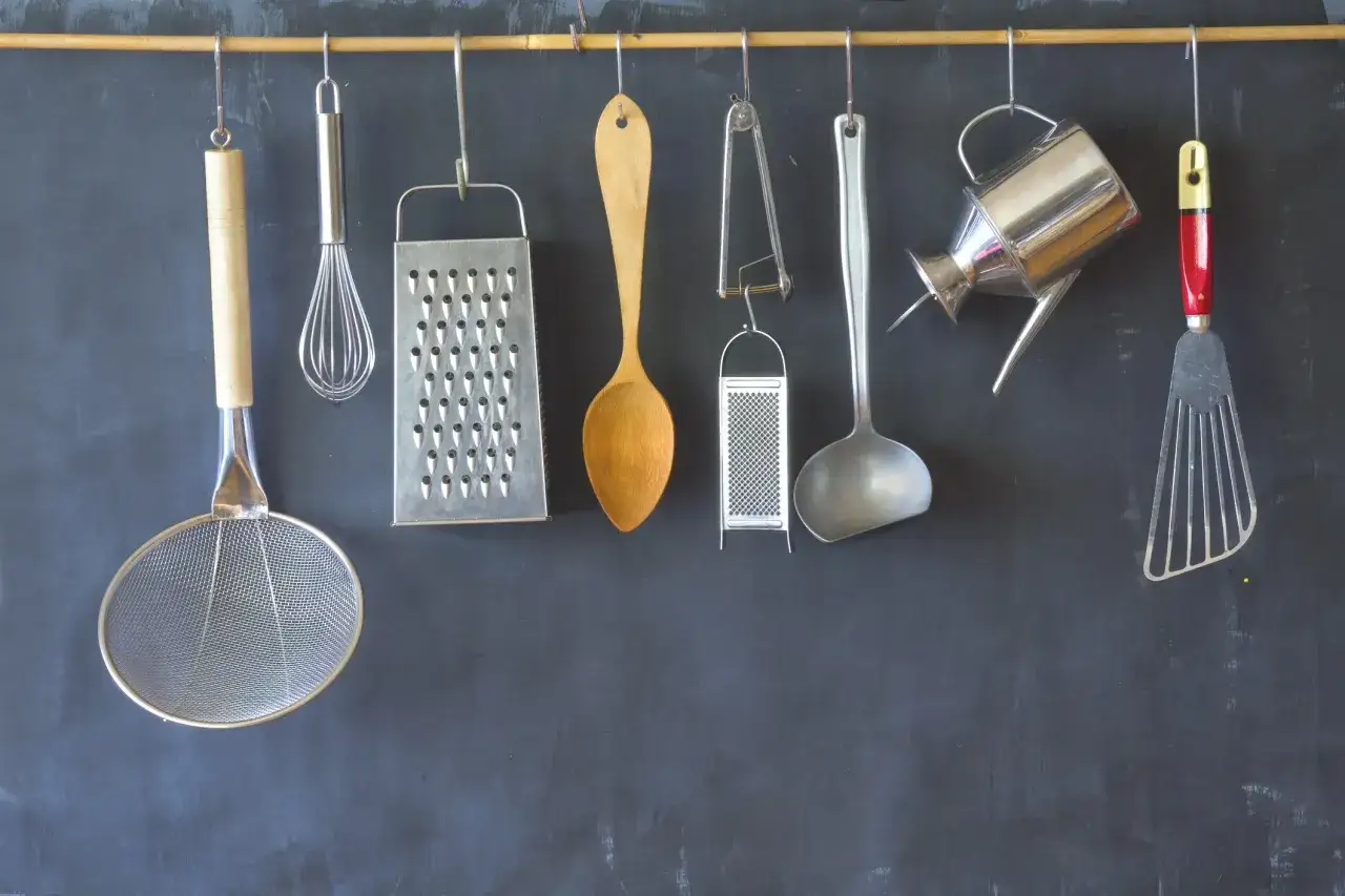 Ustensiles de cuisine suspendus : &eacute;cumoire, fouet, r&acirc;pe, cuill&egrave;re en bois, petite r&acirc;pe, louche, verseuse, spatule. Pour savoir quel moule choisir sans danger, il faut penser &agrave; la qualit&eacute;.