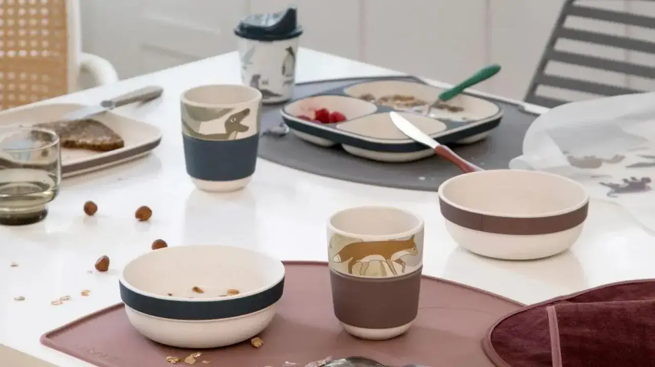 Assiette, bols et tasses en bambou pour enfants. Attention, la vaisselle en bambou peut pr&eacute;senter un danger si elle est chauff&eacute;e.