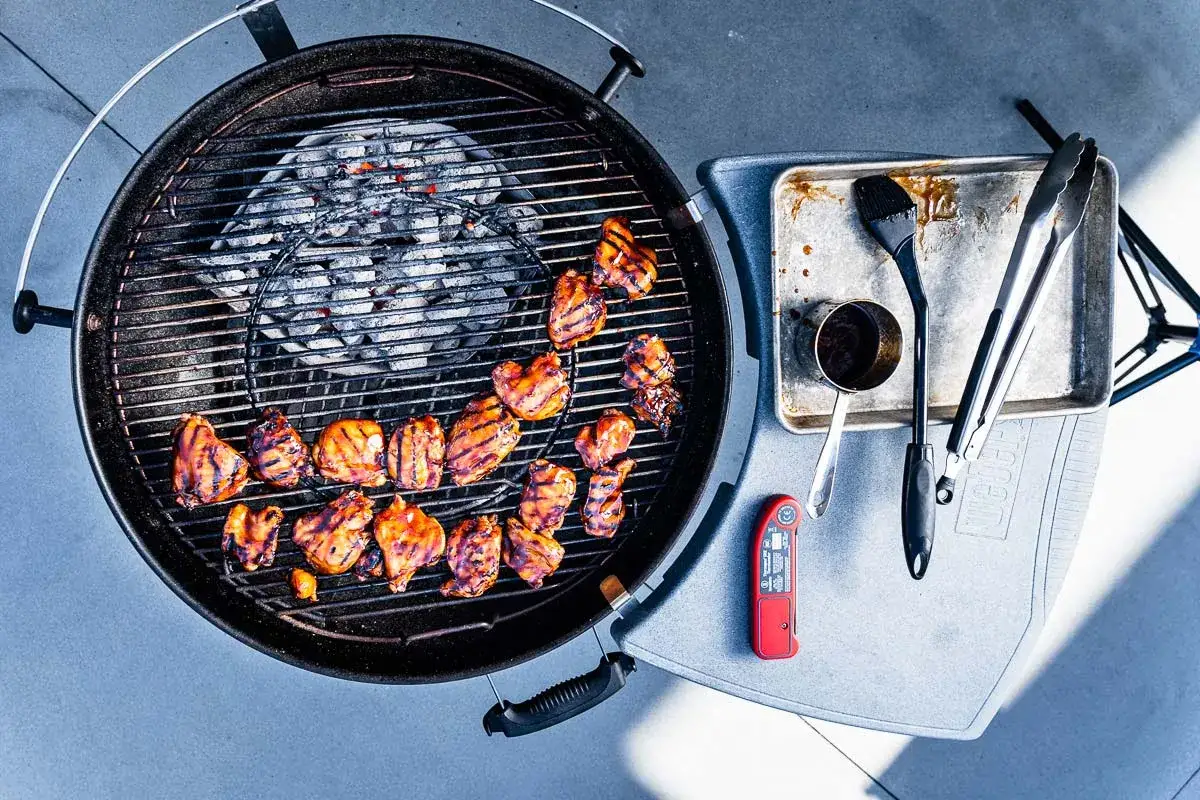 Poulet grill&eacute; sur un barbecue &agrave; charbon. La temp&eacute;rature est parfaite pour une cuisson savoureuse.