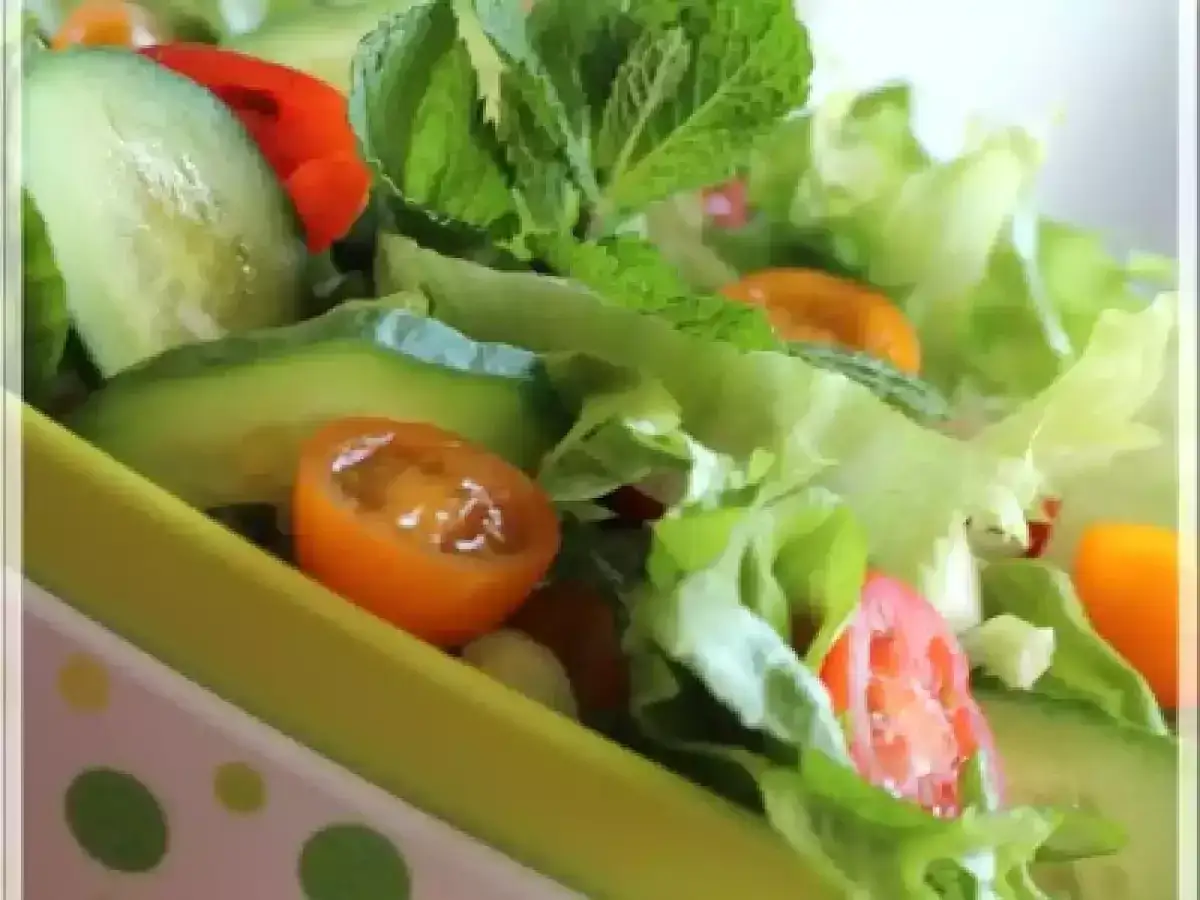 Salade fra&icirc;che avec avocat, tomates cerises, concombre et menthe. Est-ce que la salade est un l&eacute;gume ? Oui, et c'est d&eacute;licieux !