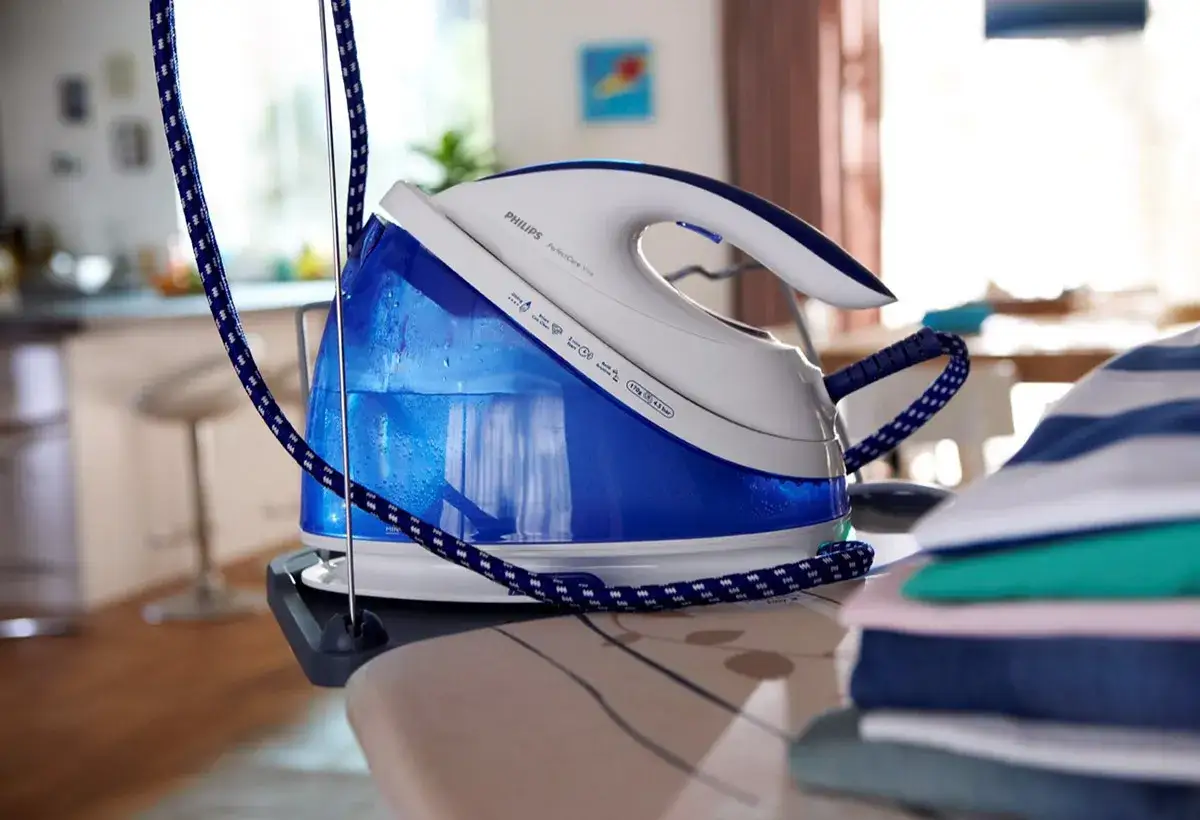 Fer &agrave; repasser Philips PerfectCare Viva, pr&ecirc;t &agrave; d&eacute;tartrer. La vapeur est pr&ecirc;te pour un repassage impeccable.