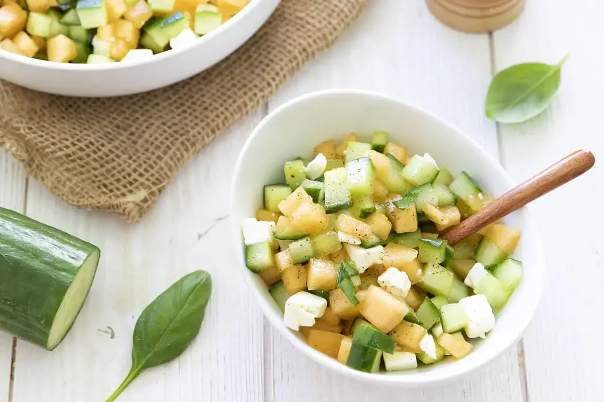 Salade fra&icirc;che et color&eacute;e : concombre, melon, feta. Parfait pour savoir quoi mettre dans une salade verte quand il fait chaud.