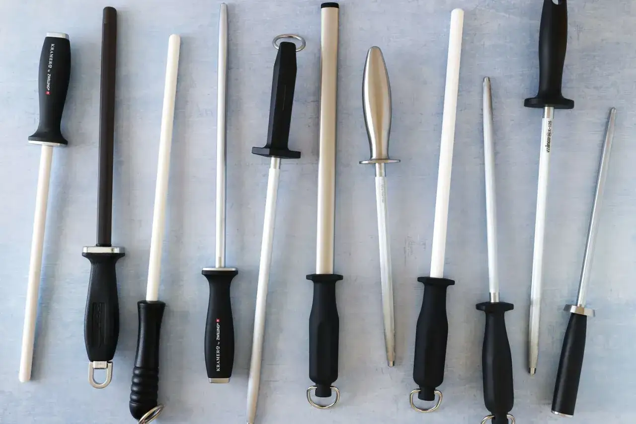 Ensemble de fusils pour aff&ucirc;ter ou aiguiser les couteaux de cuisine. Divers mod&egrave;les et mat&eacute;riaux.