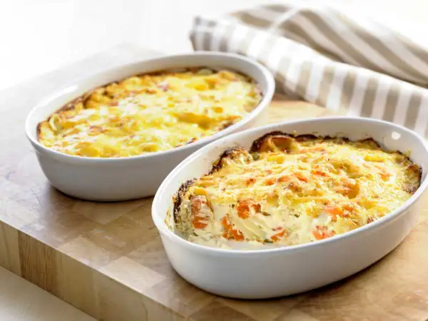 Deux gratins dorés dans des plats ovales, prêts à être dégustés. Pour savoir si un plat va au four, regardez s'il est en céramique ou en verre résistant à la chaleur.