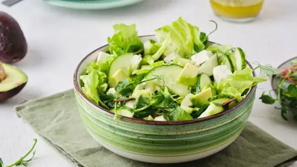 Salade fraîche avec avocat, concombre et fromage. Est-ce que la salade est un légume ? Oui, et c'est délicieux !