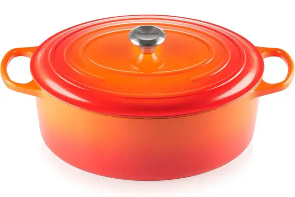 Cocotte en fonte orange et rouge, prête pour un entretien parfait.