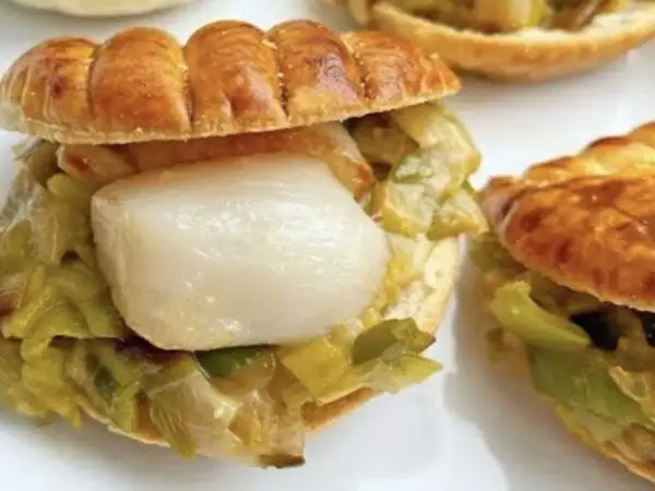 Délicieux feuilletés saint-jacques poireaux, un délice croustillant et savoureux.