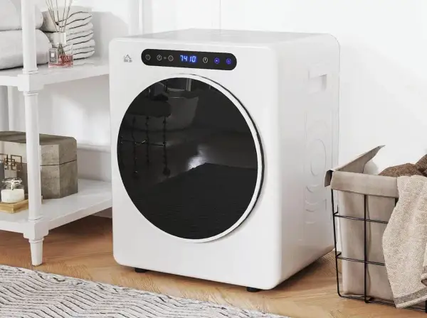 Un sèche-linge blanc compact avec hublot rond. Apprenez comment utiliser un sèche-linge pour un linge toujours sec et doux.