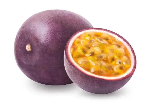 Un fruit de la passion entier et une moitié révélant sa pulpe juteuse et ses graines. Ce fruit exotique, d'où vient le fruit de la passion, est un délice tropical.