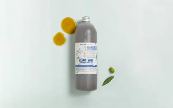 Bouteille de savon noir liquide Aroma-Zone. Le dosage est indiqué sur l'étiquette pour un nettoyage efficace.