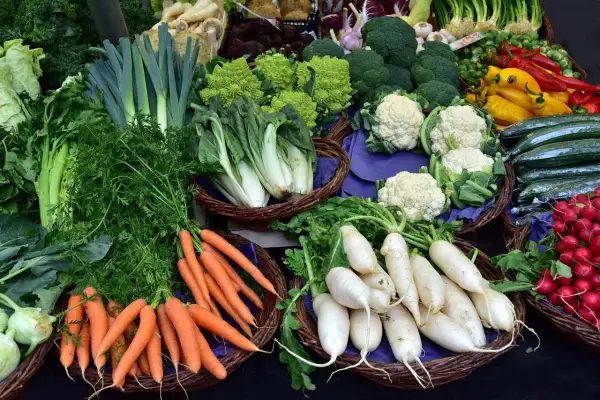 Un étalage coloré de légumes frais : carottes, radis, choux-fleurs, poireaux, courgettes, brocolis et poivrons. Un vrai festin de fruit et légume en t!