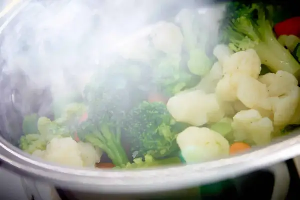Brocolis et chou-fleur cuits à la vapeur, un inconvénient cuisson vapeur : la vapeur masque la cuisson.
