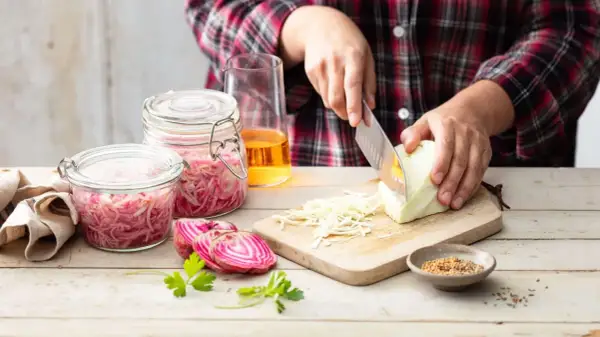 Préparation de légumes fermentés : chou, oignons rouges, betteraves. Idées pour savoir que faire avec du persil frais pour accompagner.